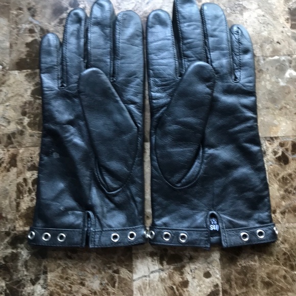 Gloves Black with Buckle and Grommet detail. - Picture 2 of 3